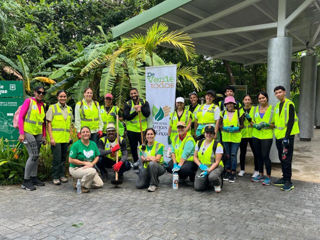 NPLD volunteers pose for a group photo in El Yunque National Forest PR