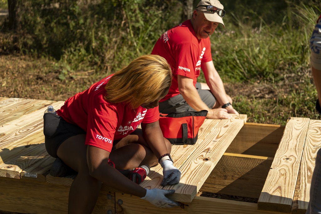 Toyota team members build accessibility boardwalk at the Harvest Square Nature Center for NPLD 2022